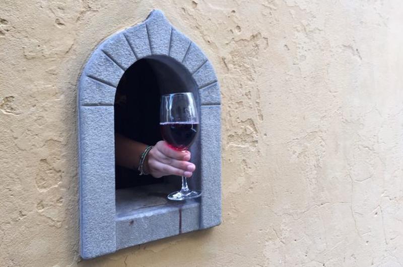 黑色瘟疫期间使用的酒窗已在意大利重新开放