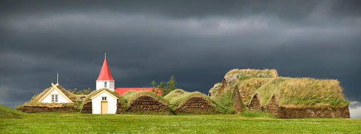 冰岛的中世纪草皮房屋与自然完美融合